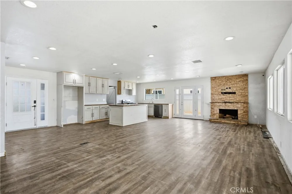 209 Southshore Lake Elsinore, CA 92530