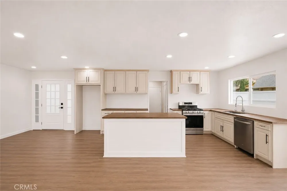 209 Southshore Lake Elsinore, CA 92530