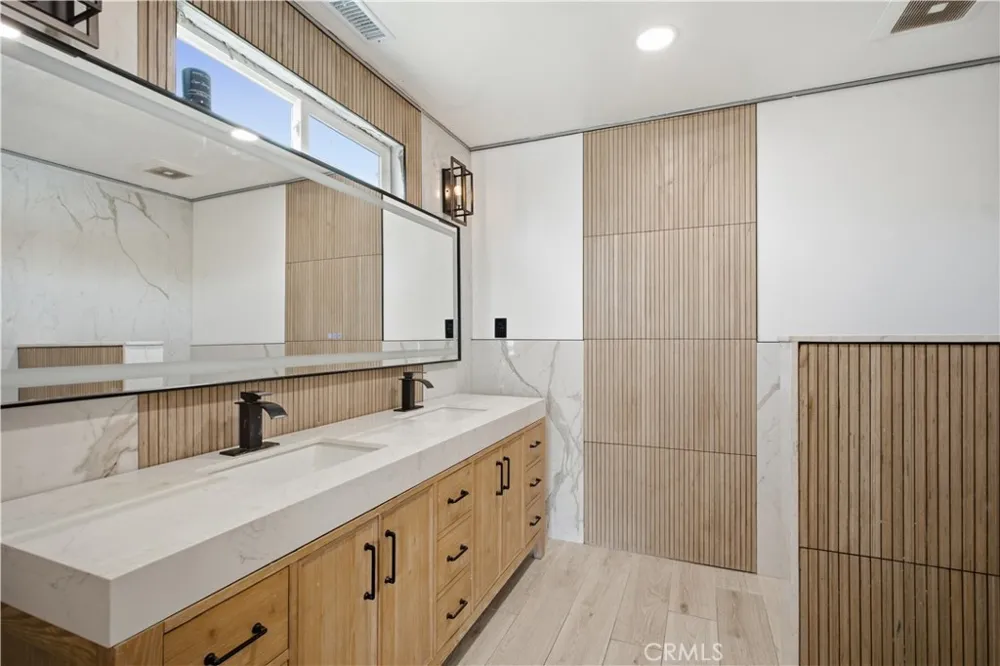 209 Southshore Lake Elsinore, CA 92530