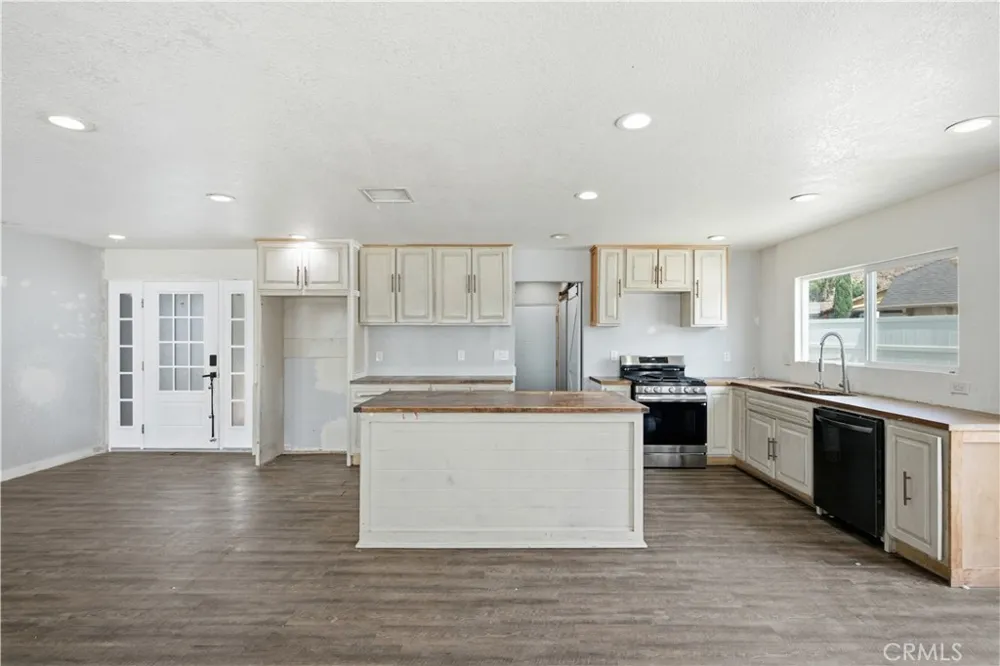 209 Southshore Lake Elsinore, CA 92530
