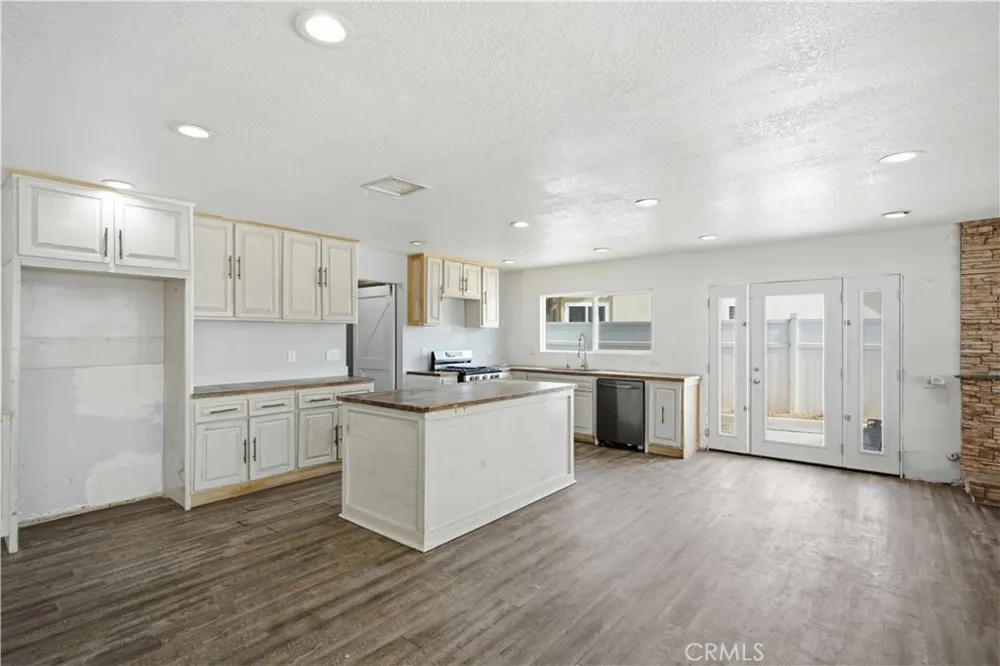 209 Southshore Lake Elsinore, CA 92530