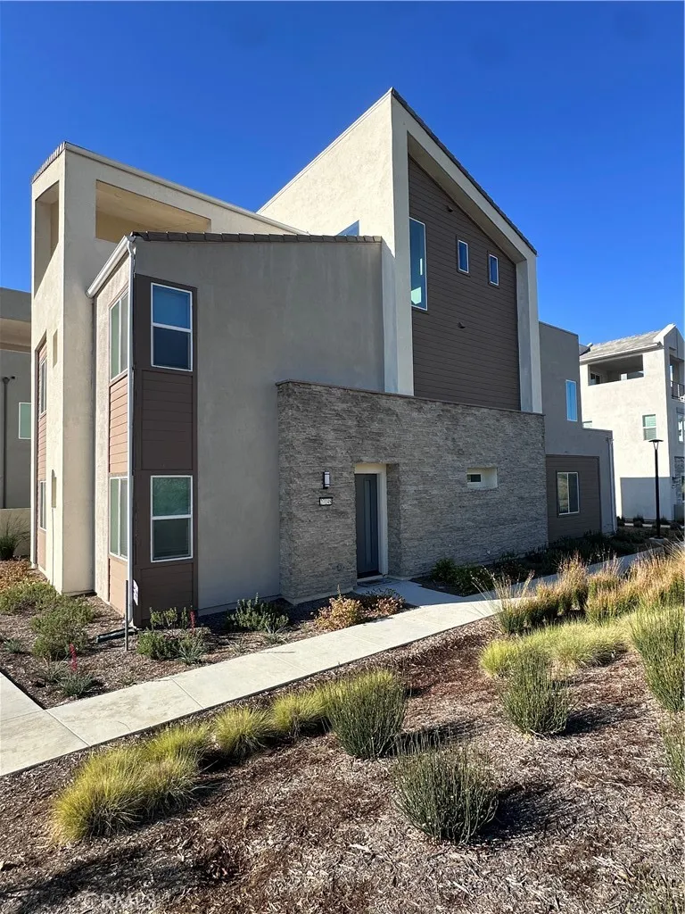 27148 Skyland Valencia, CA 91381