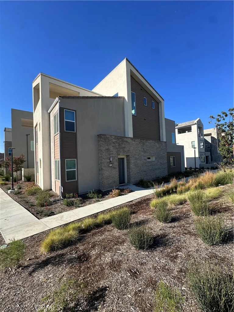 27148 Skyland Valencia, CA 91381