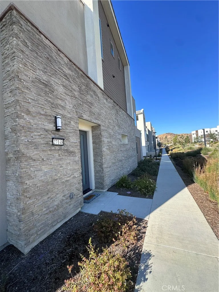 27148 Skyland Valencia, CA 91381