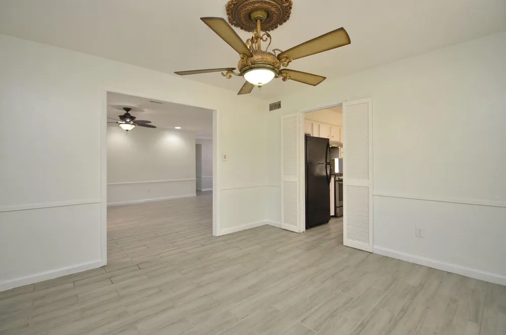 2711 Williamsburg Drive Dickinson, TX 77539