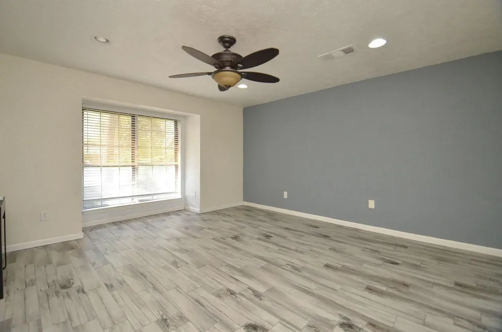 2711 Williamsburg Drive Dickinson, TX 77539