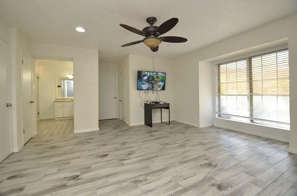 2711 Williamsburg Drive Dickinson, TX 77539
