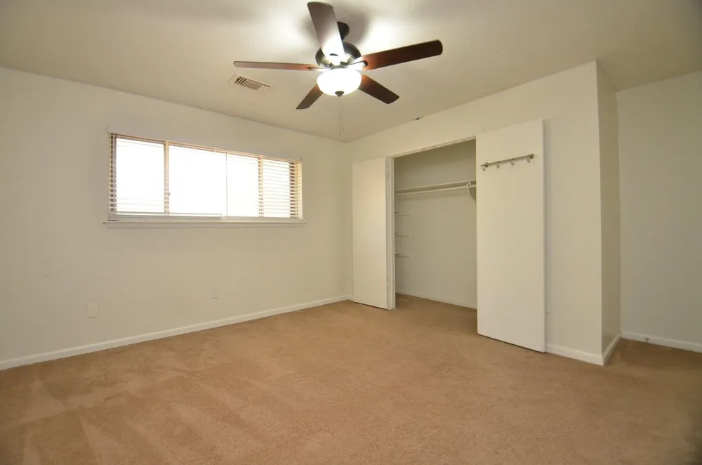 2711 Williamsburg Drive Dickinson, TX 77539