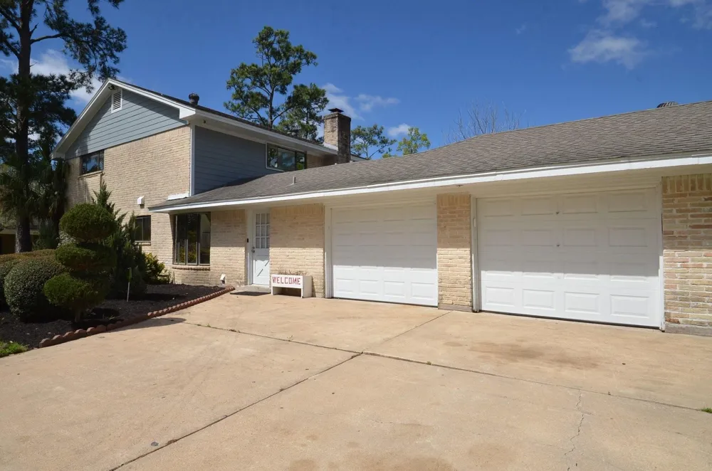 2711 Williamsburg Drive Dickinson, TX 77539