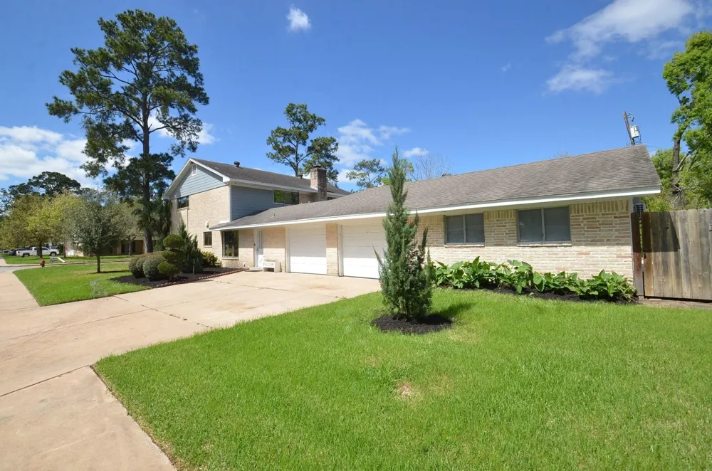 2711 Williamsburg Drive Dickinson, TX 77539