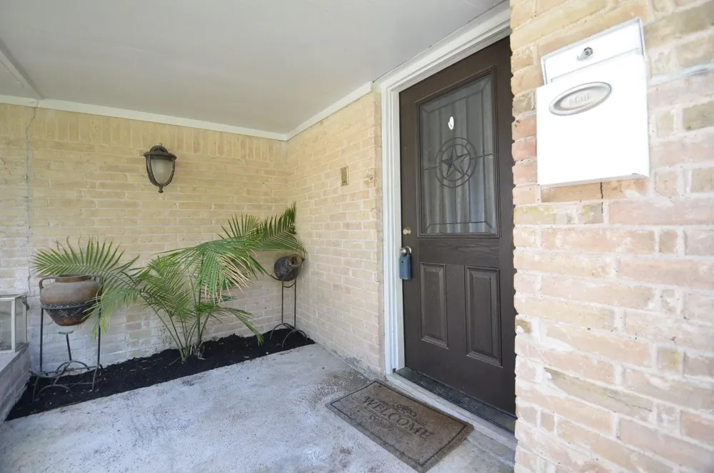 2711 Williamsburg Drive Dickinson, TX 77539