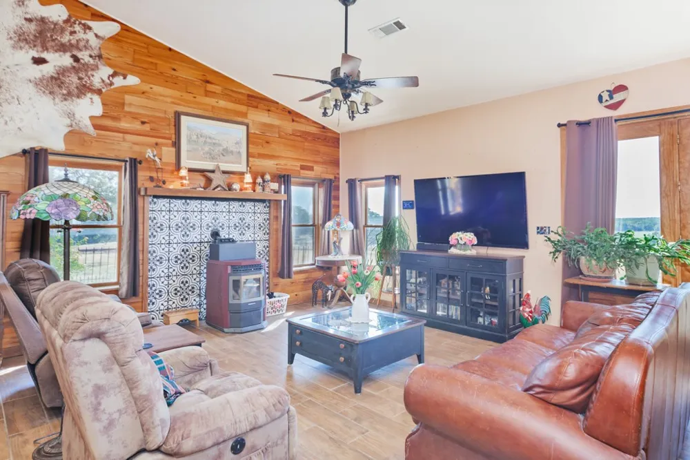 148 Private Road 169 Sunset, TX 76270