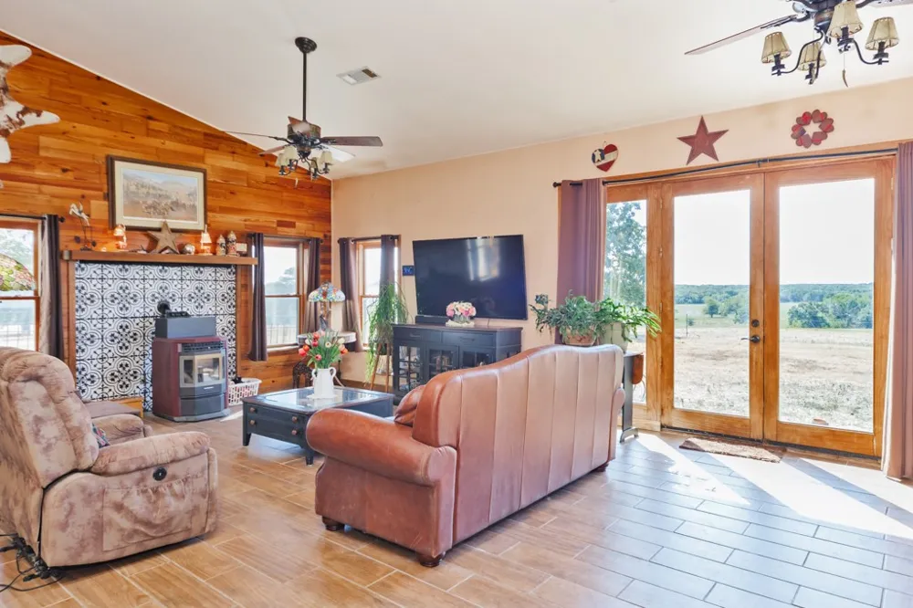 148 Private Road 169 Sunset, TX 76270