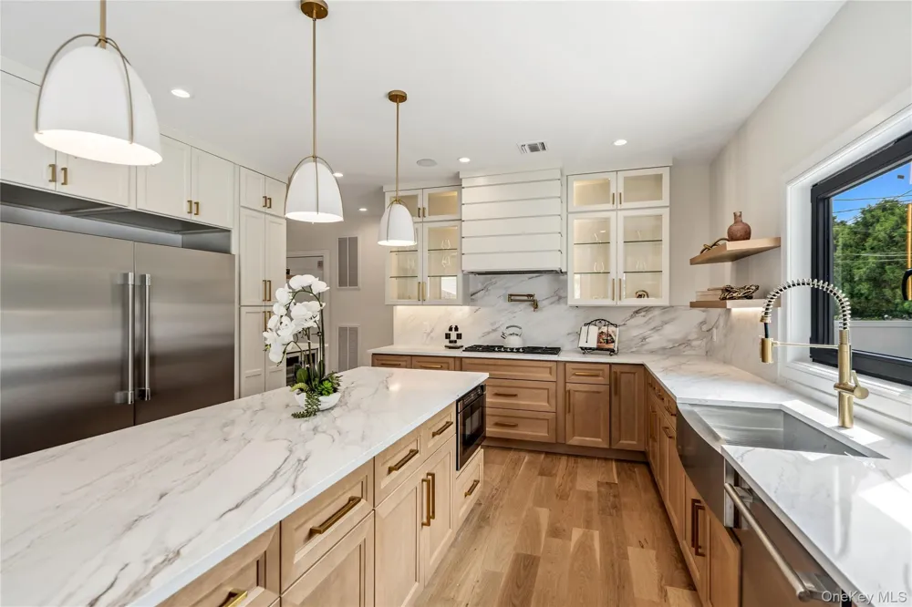 30 Hedge Lane Westbury, NY 11590