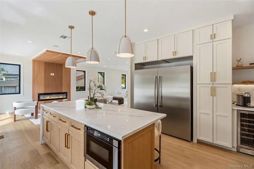 30 Hedge Lane Westbury, NY 11590