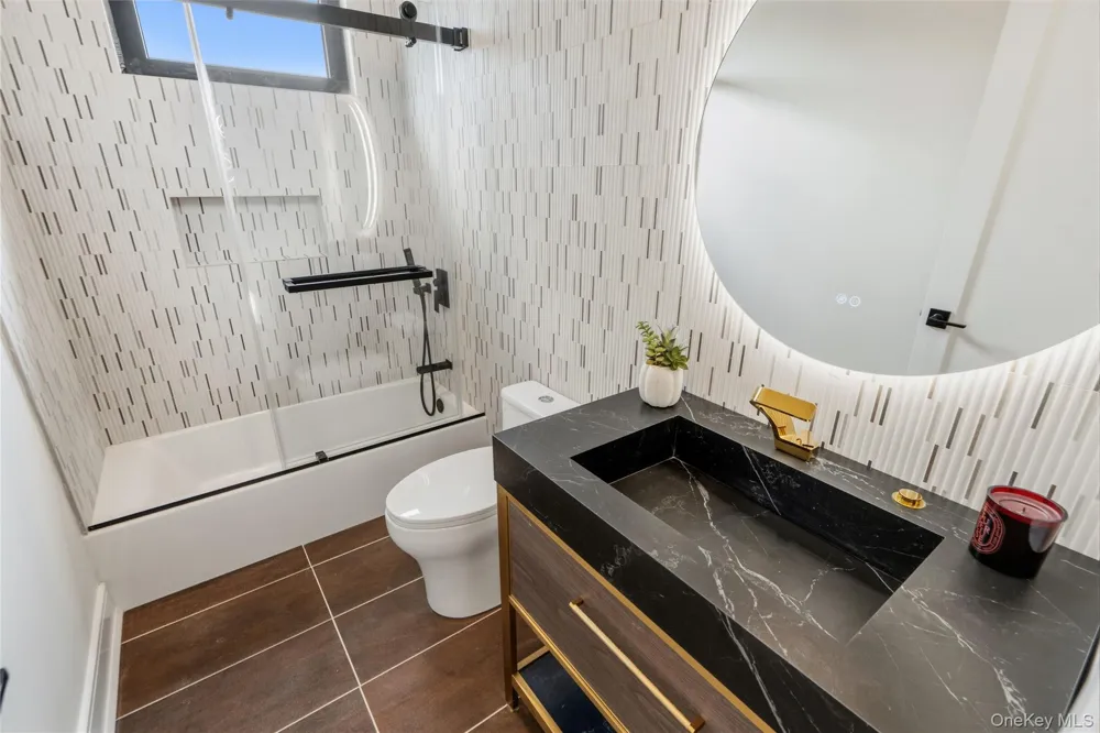 30 Hedge Lane Westbury, NY 11590
