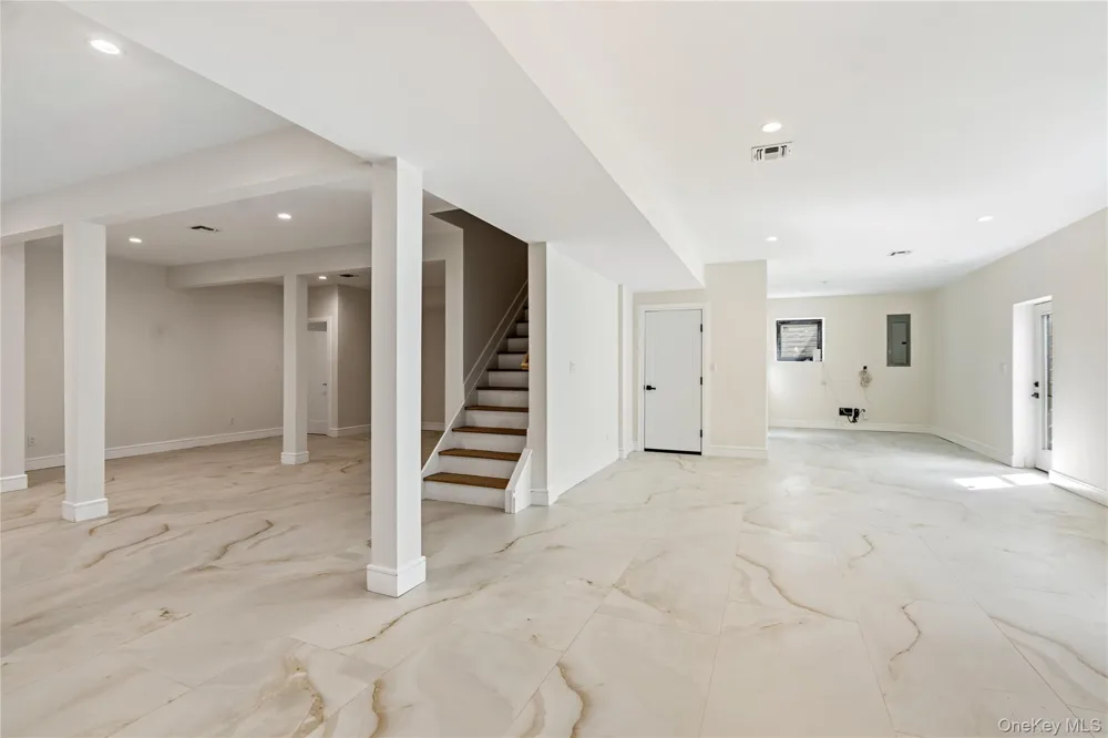 30 Hedge Lane Westbury, NY 11590