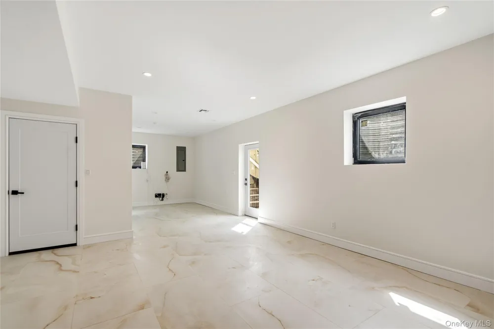 30 Hedge Lane Westbury, NY 11590