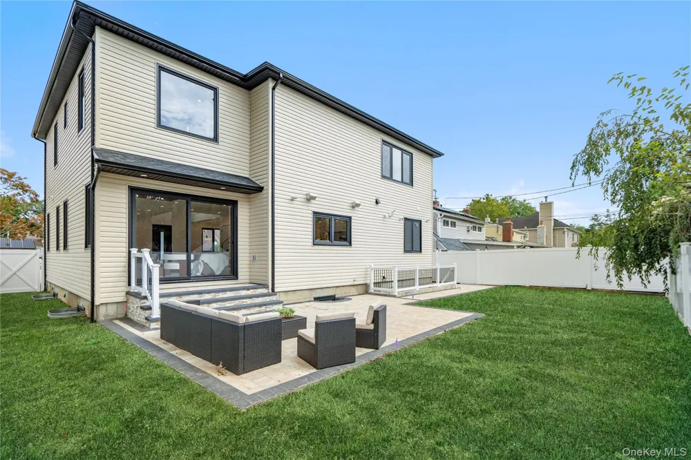 30 Hedge Lane Westbury, NY 11590