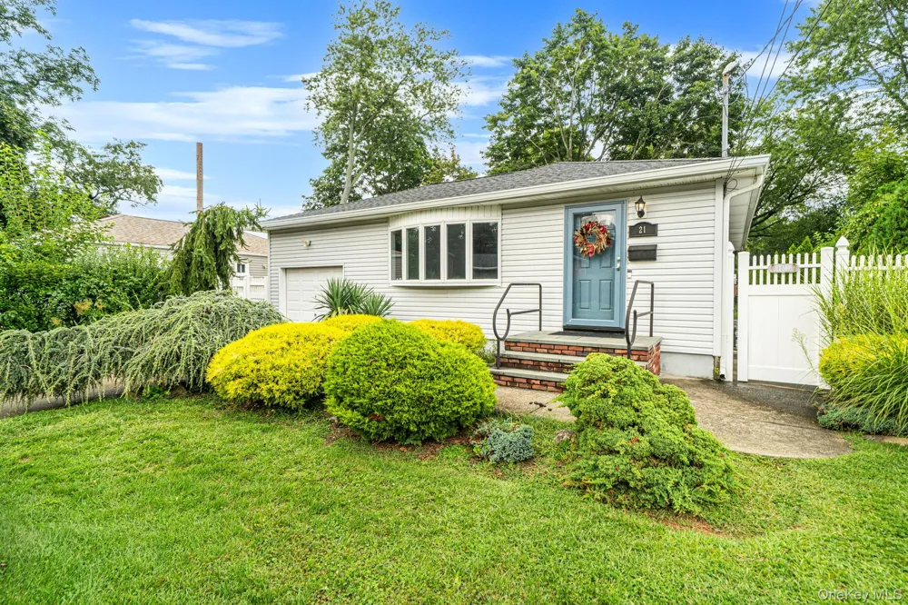 21 Pearsall Place Deer Park, NY 11729