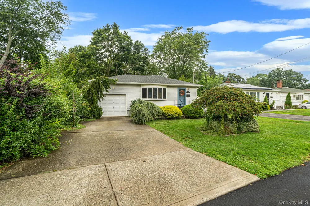 21 Pearsall Place Deer Park, NY 11729