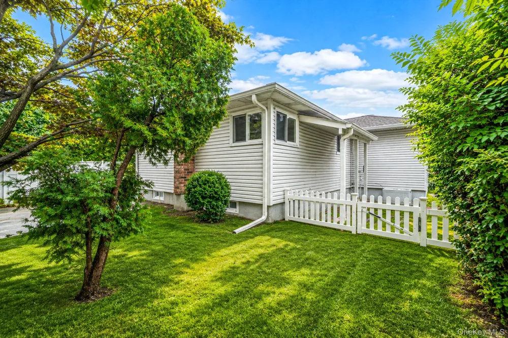 21 Pearsall Place Deer Park, NY 11729