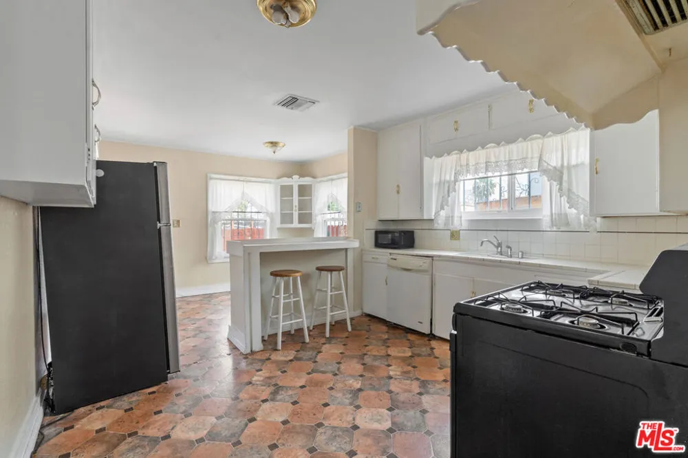 2059 W 78th Street Los Angeles, CA 90047