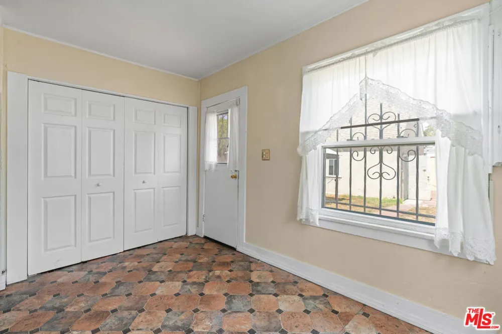 2059 W 78th Street Los Angeles, CA 90047