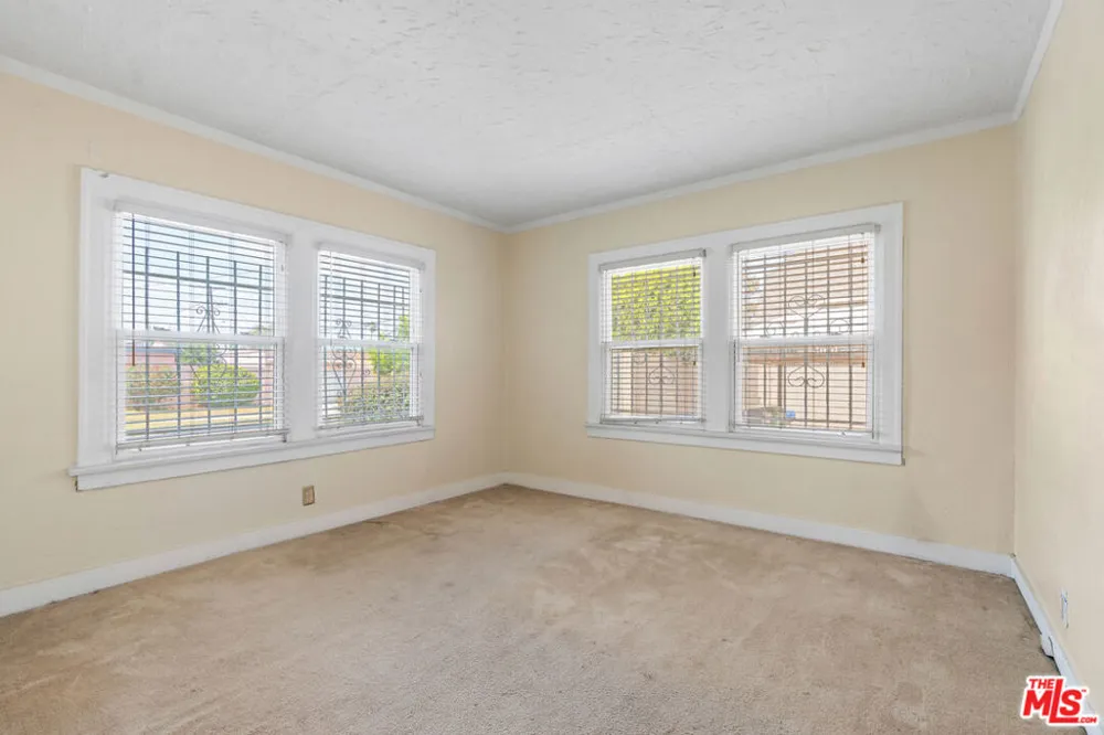 2059 W 78th Street Los Angeles, CA 90047