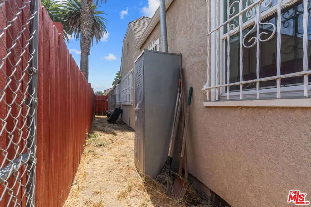 2059 W 78th Street Los Angeles, CA 90047