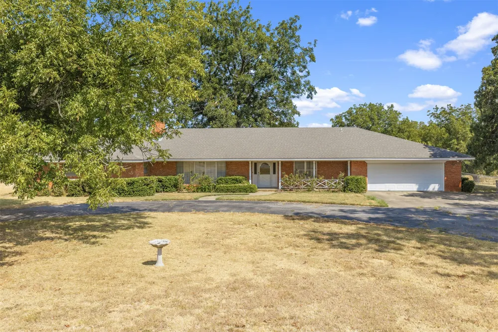 2011 W 1st Street Sulphur, OK 73086