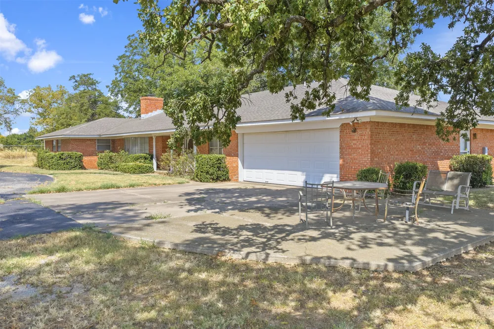 2011 W 1st Street Sulphur, OK 73086