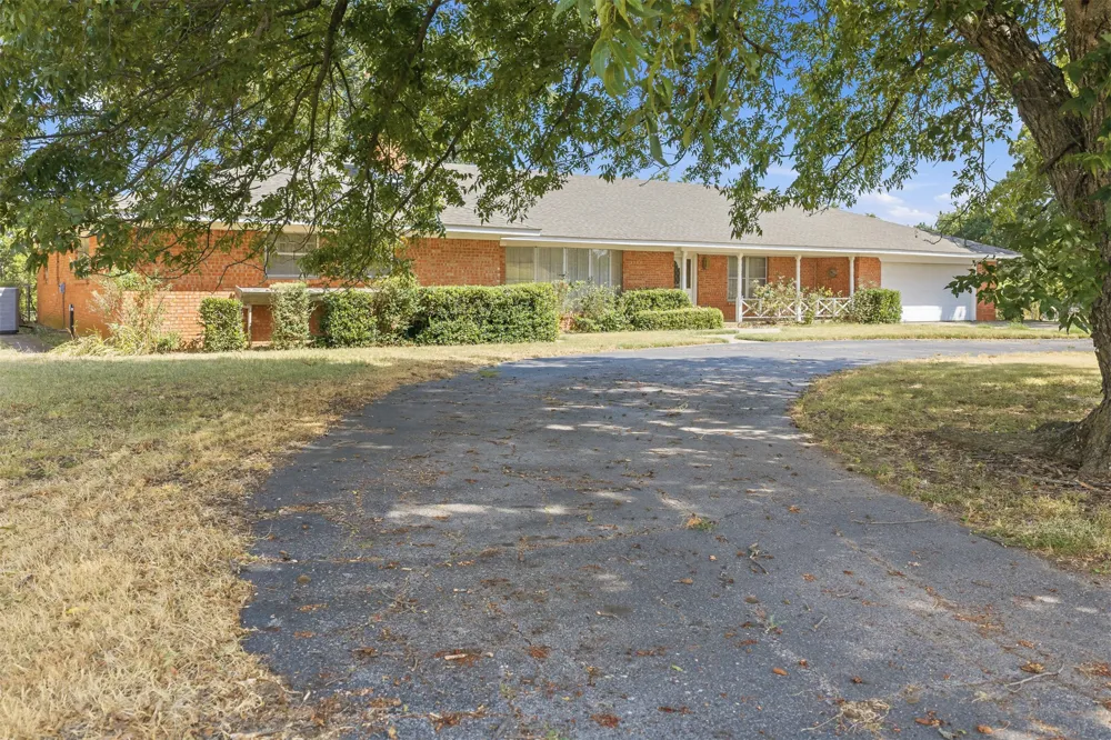2011 W 1st Street Sulphur, OK 73086