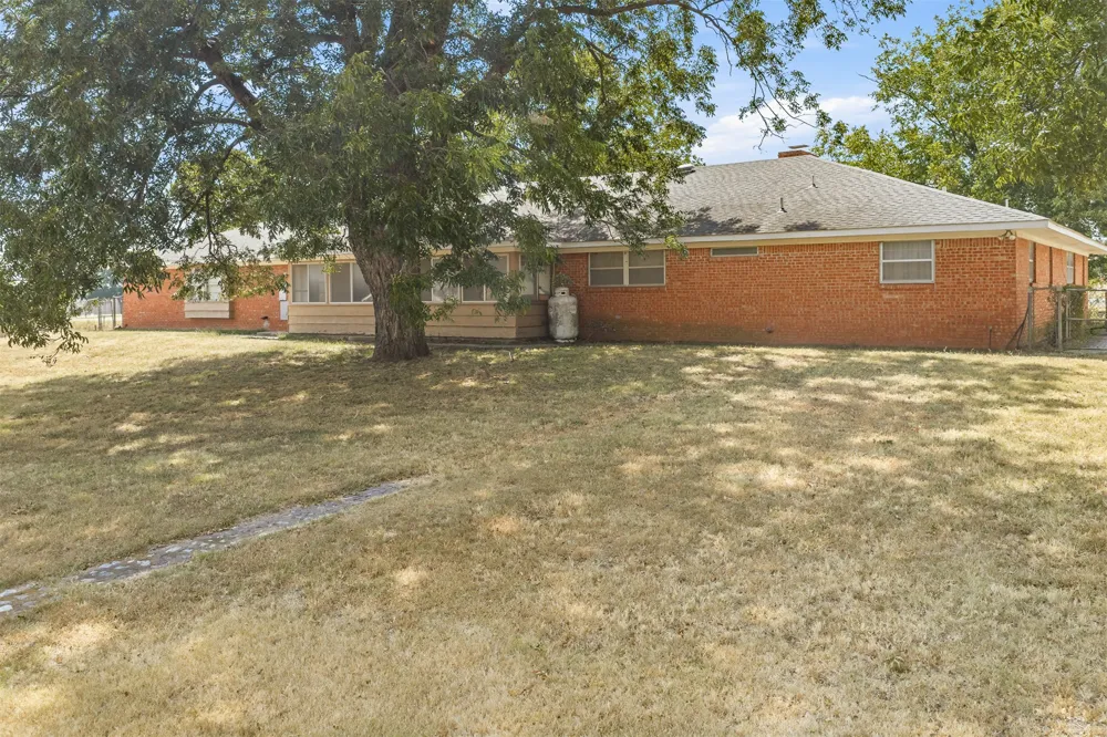 2011 W 1st Street Sulphur, OK 73086