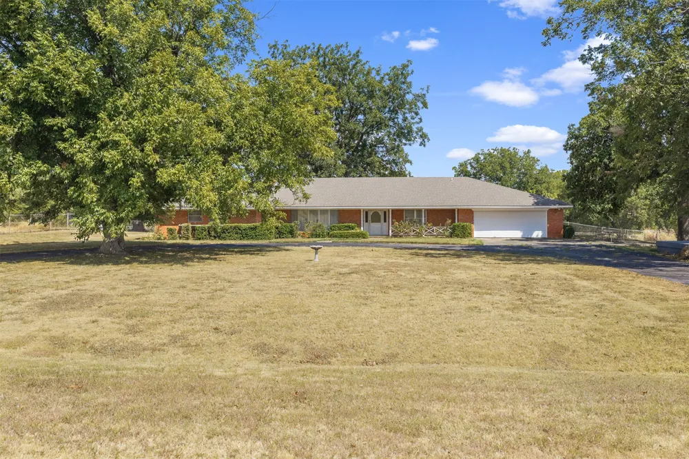 2011 W 1st Street Sulphur, OK 73086