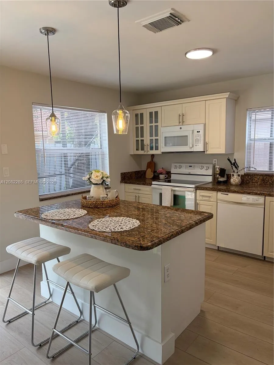 1246 NW 125th Ter Sunrise, FL 33323