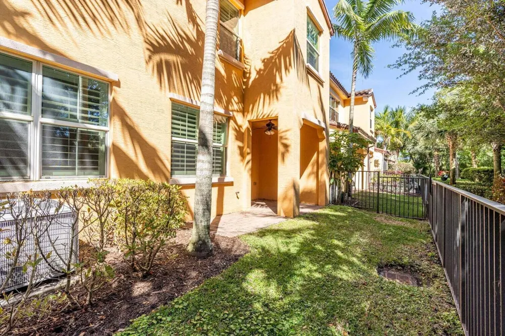 4628 MEDITERRANEAN CIRCLE Palm Beach Gardens, FL 33418
