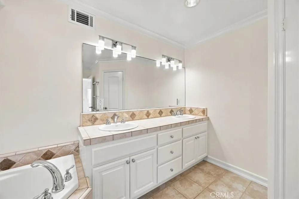 137 Lyndon Street Hermosa Beach, CA 90254