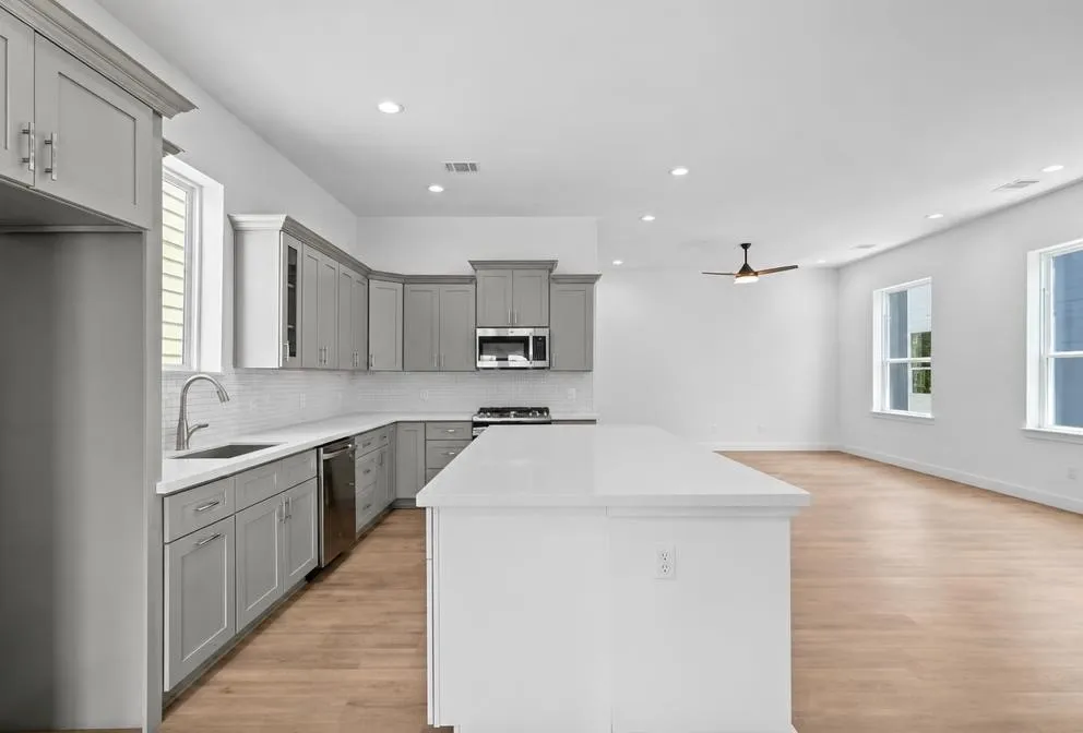 1221 W 16th Street #F Houston, TX 77008