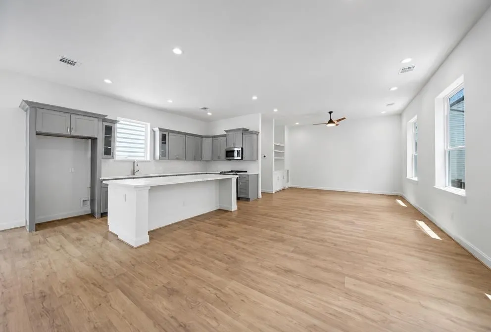 1221 W 16th Street #F Houston, TX 77008