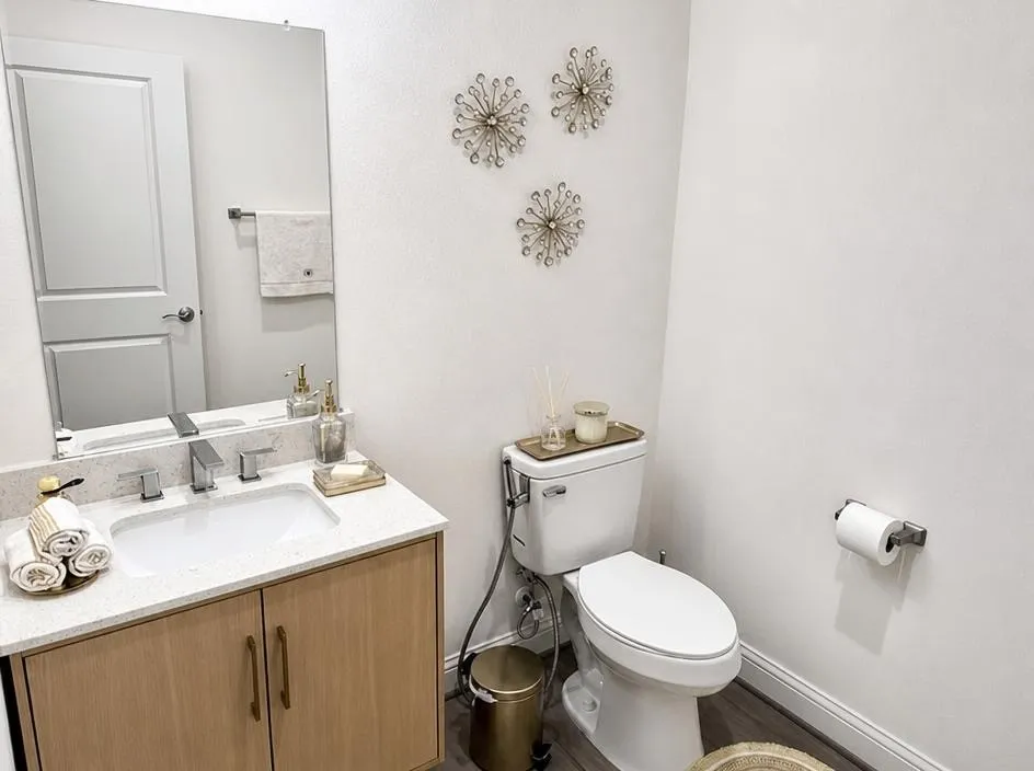 1221 W 16th Street #F Houston, TX 77008