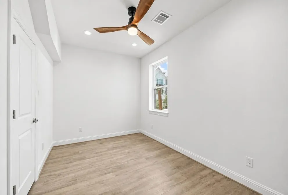 1221 W 16th Street #F Houston, TX 77008