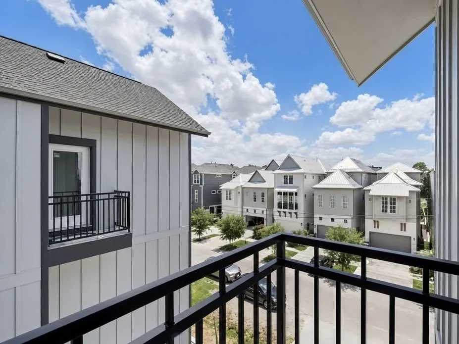 1221 W 16th Street #F Houston, TX 77008