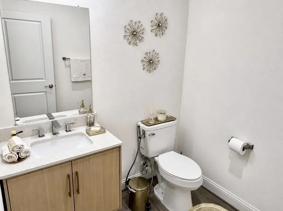1221 W 16th Street #F Houston, TX 77008