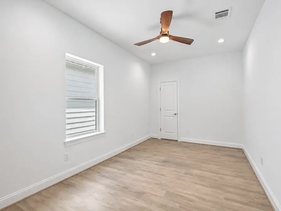 1221 W 16th Street #F Houston, TX 77008