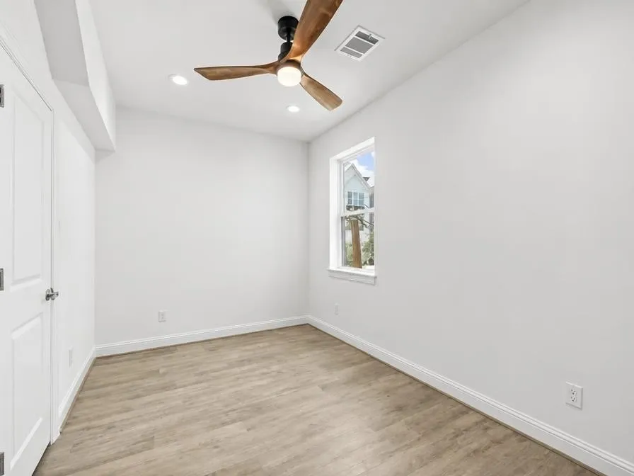 1221 W 16th Street #F Houston, TX 77008