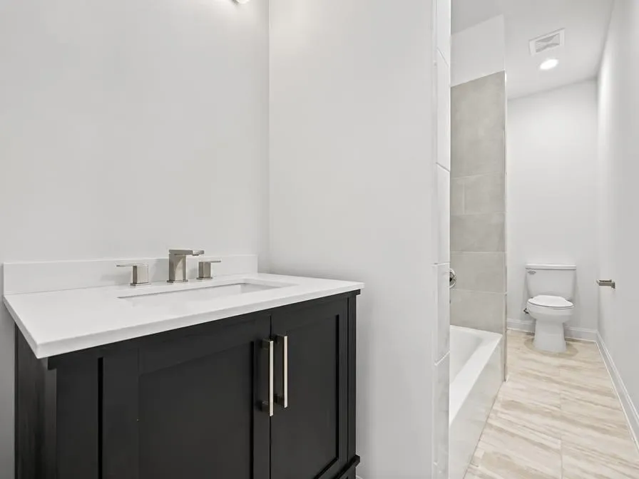 1221 W 16th Street #F Houston, TX 77008