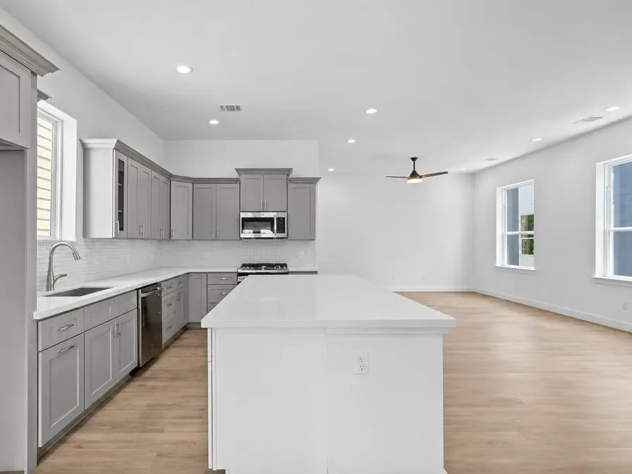 1221 W 16th Street #F Houston, TX 77008