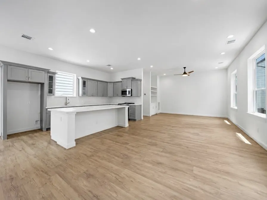 1221 W 16th Street #F Houston, TX 77008