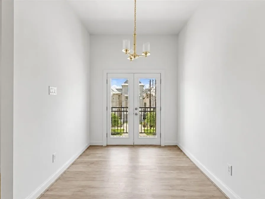 1221 W 16th Street #F Houston, TX 77008